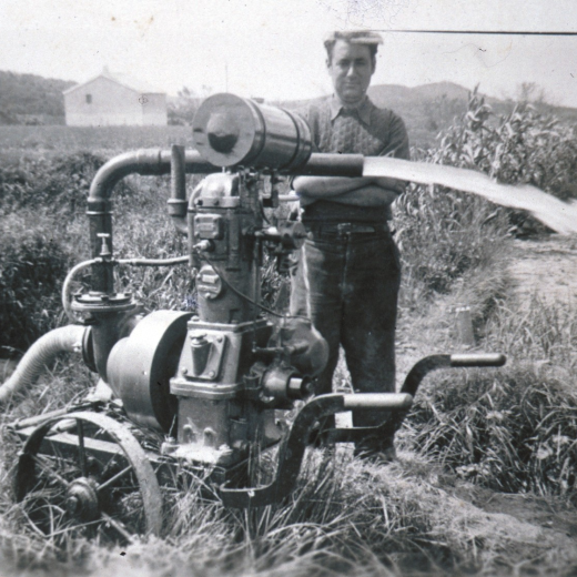 Motor-bomba accionat per gasolina regant a la riera Torderola l'hort d'en Josep Bassols.