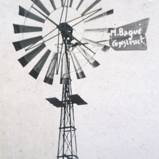 Antic molí de vent, durant anys s'utilitzava per regadius. Construït per en Miquel Bagué Tarrés.