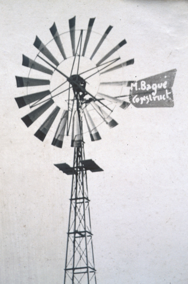 Antic molí de vent, durant anys s'utilitzava per regadius. Construït per en Miquel Bagué Tarrés.