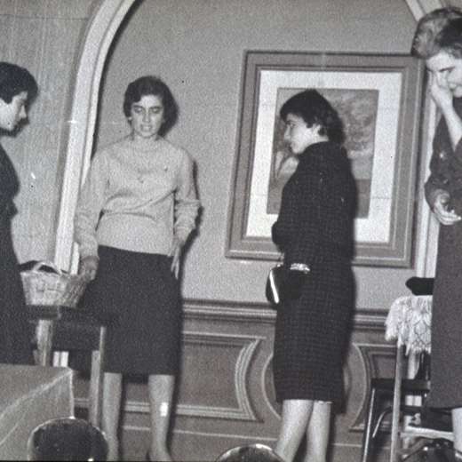 Grup teatral d'antigues alumnes representant l'obra: Un record que no té preu.

Les artístes són: Montserrat Fabregas, Isabel Quellos, Montserrat Rovira i Maria Prats.