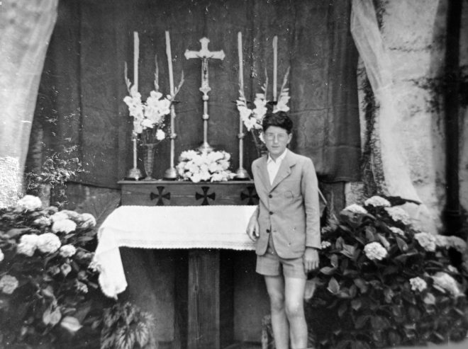 Josep Mª Quellos a l’altar de corpus en la porta de can Xarbau