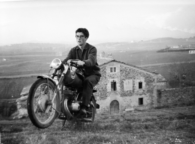 Josep Mª Quellos amb la Montesa al fons can Roura