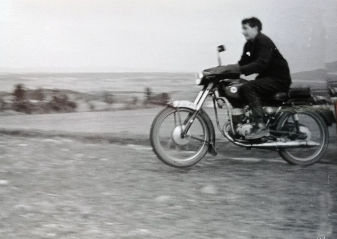 Lluis Planas amb la moto Ossa fen el xulo