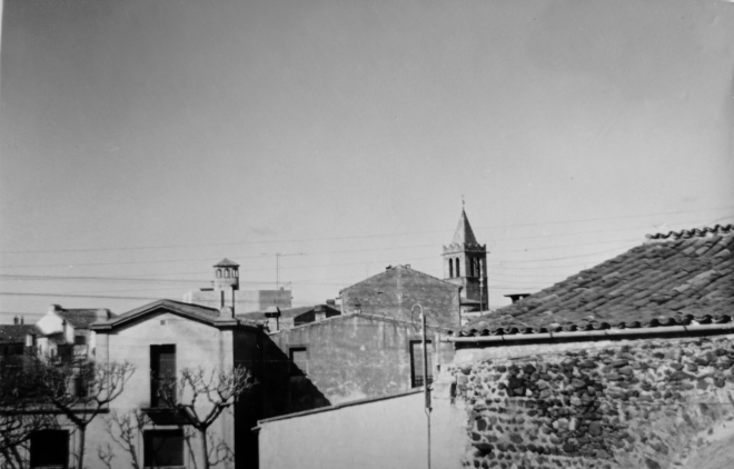 Visita parcial del poble des de can Tomàs amb el campanar als fons sense el pisos de la plaça