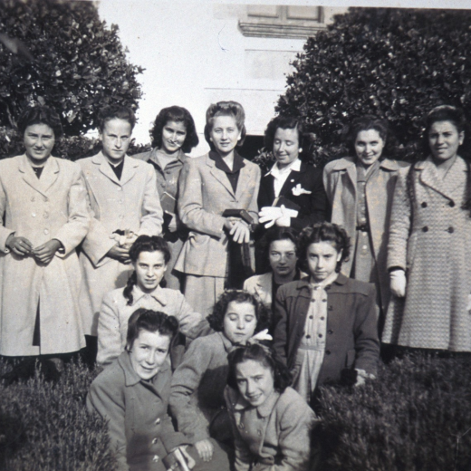 Coral amb el director Llorenç Quellos a l'hort del Sr. rector

Primera fila: Paquita Xarbau, Quimeta Farré, Salvadora Figueras, Carme Rossell, Pilar Deulofeu, Quimeta Orench, Dolors Surís.

Segona fila: Anita Morell, Rosa Ruscalleda, M Teresa Fabregas

Tercera fila: Dolors Bosch, M Teresa Trinxeria, Pilar Rovira