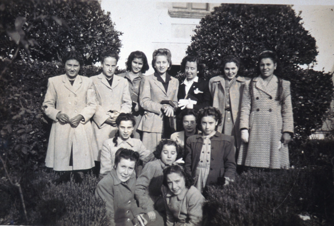 Coral amb el director Llorenç Quellos a l'hort del Sr. rector

Primera fila: Paquita Xarbau, Quimeta Farré, Salvadora Figueras, Carme Rossell, Pilar Deulofeu, Quimeta Orench, Dolors Surís.

Segona fila: Anita Morell, Rosa Ruscalleda, M Teresa Fabregas

Tercera fila: Dolors Bosch, M Teresa Trinxeria, Pilar Rovira