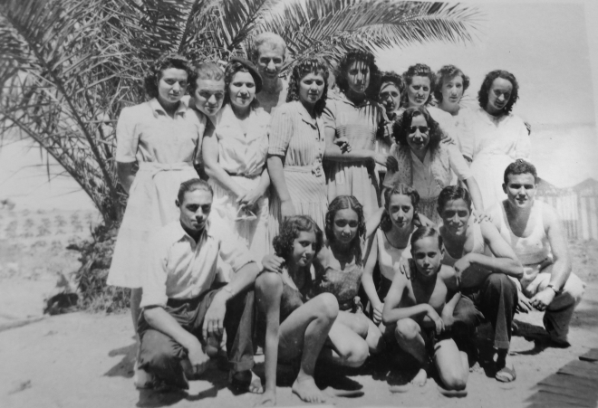 Esquerra Mercè Ruhi, Quim Rey ,Lolita Morral, Josep Mª Gelabert , Paquita Morral, Maria Pujol ,Maria Pujol, Maria Pi, Elvira Francesch , Pilar Vidal ,Emilia Nadal ,Teresa Mir ,Albert Sagrera ,Paquita Masferrer , Enriqueta Ruscalleda