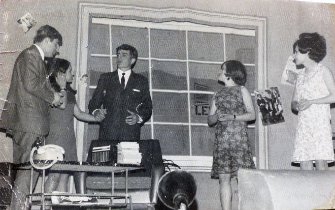 Sainet cal retratista.
Miquel Gispert ,Matilde Gironès, Quim Serra, Ramona Rovira, Julià Gironès