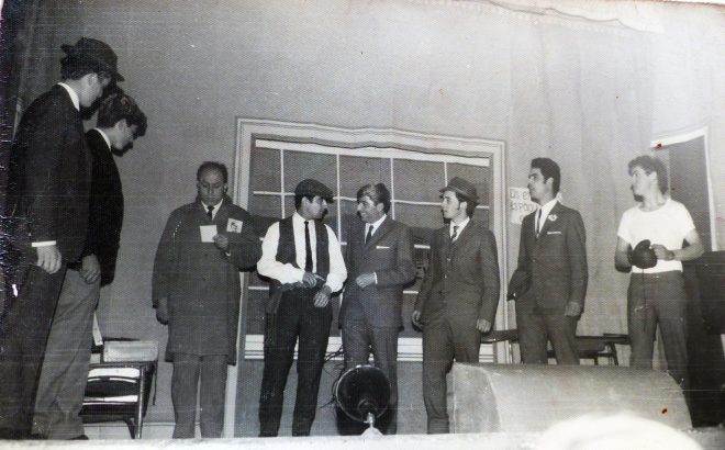 Sainet cal retratista.
Quim Serra, ?, Agustí Xarbau, Llorenç Bancells, Miquel Gispert, Joan Gelmà, Salvador Roca, Quim Bosch