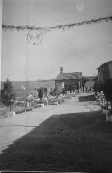 Vinguda de Nostra Sra de Fàtima l'abril de 1951.

Final del poble. Carrer Sils, Can Juan Xeu i al fons Cal Nino.