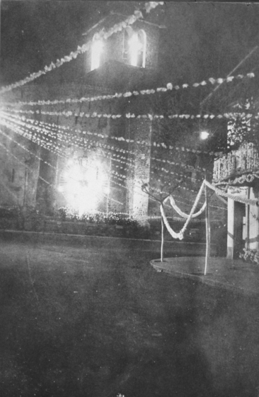 Vinguda de Nostra Sra de Fàtima l'abril de 1951.

Detall de la plaça de l'Església amb el campanar il·luminat.