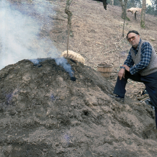 En Joan Martí Camps en una carbonera que fa fer com a demostració de l'ofici de carboner.