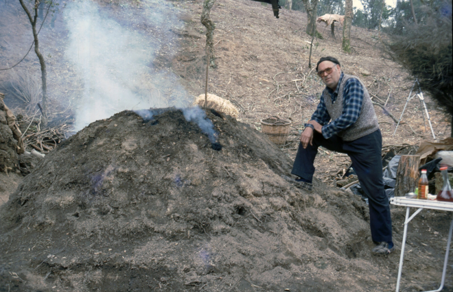 En Joan Martí Camps en una carbonera que fa fer com a demostració de l'ofici de carboner.