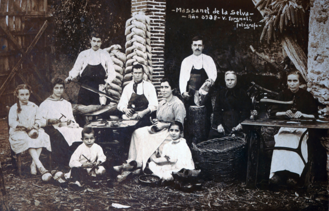 Els esclopaters de Can Xico Ros.

Drets: Miquel Rossell i Toni Reixaguet.

Asseguts: Antonia Bosch, Marina Hidalgo, Francesc Bosch pare, Consuelo Riera mare de Francesc Bosch, a la màquina de cosir la Marieta Rovira i asseguts a terra, Francesc Bosch fill i Siseta Hidalgo.