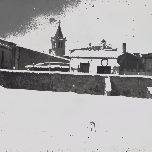 Maçanet sota una forta nevada. Vista des del camp on avui (1998) hi ha un bloc de pisos de la ferreria Costa amb una ferradura.