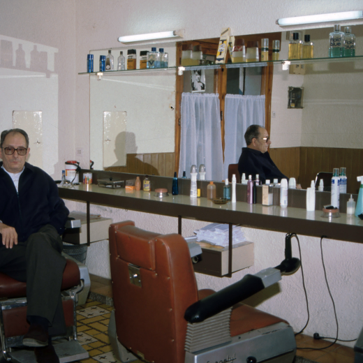 El barber Martí Rossell Hidalgo en el seu establimet.