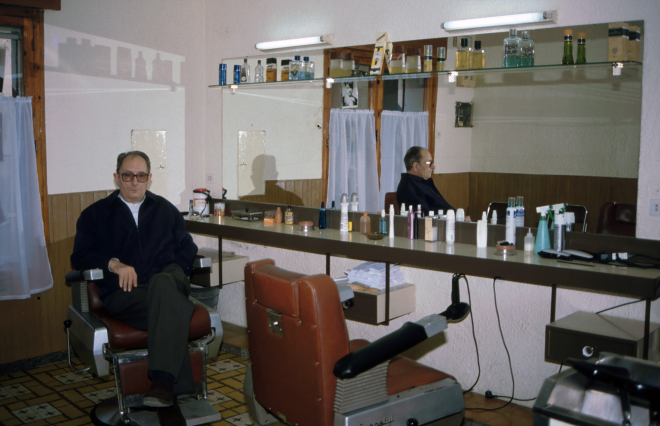 El barber Martí Rossell Hidalgo en el seu establimet.