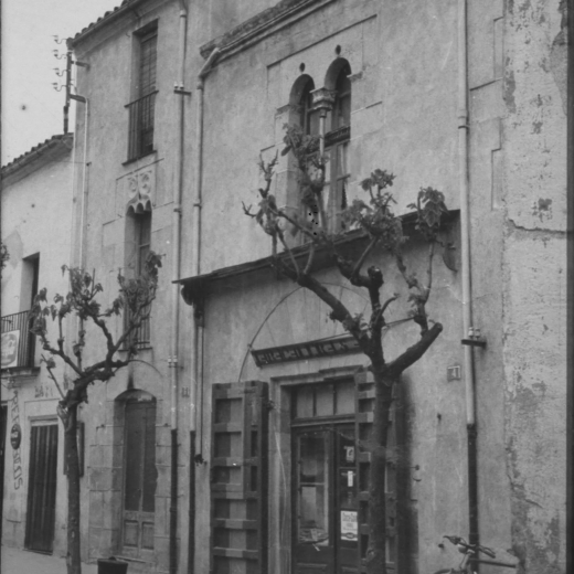 L'antic casal dels Trilla, avui Ca l'Orench, antiga botiga i estanc de Maçanet.
