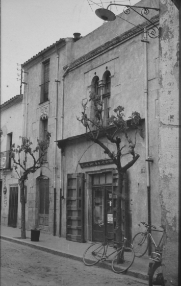 L'antic casal dels Trilla, avui Ca l'Orench, antiga botiga i estanc de Maçanet.