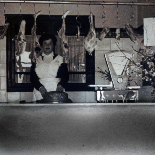 La M Rosa Ruscalleda a la seva carniceria.