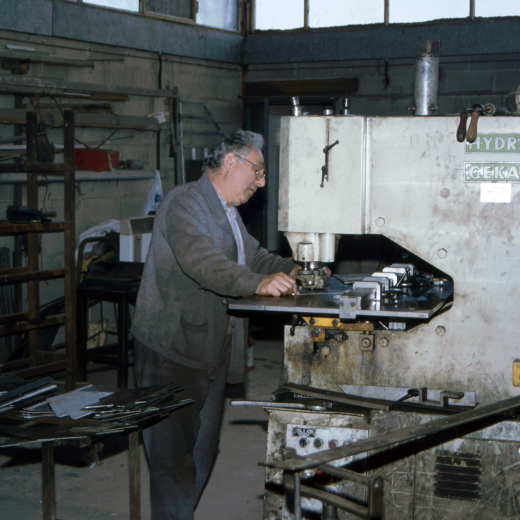 En Francesc Costa Treballant al seu taller metal·lúrgic.