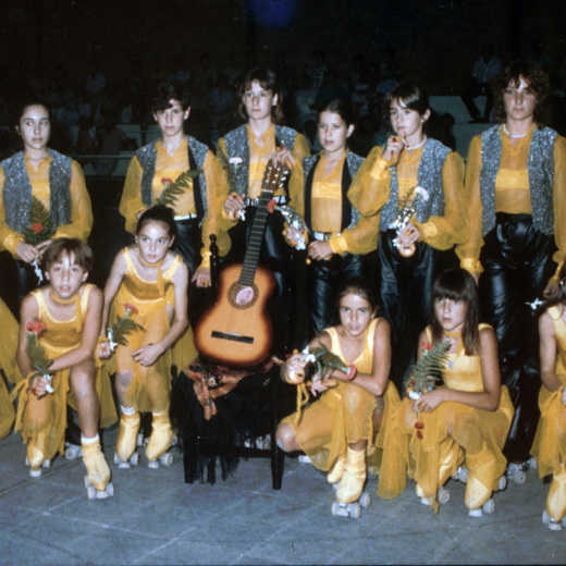 Grup de patinatge artístic de Maçanet.

Dretes: Montse López, Maribel Carreras, Anna Roca, Rosa M Bancells, Eva Mateu, Roser Llinàs i Mònica Carreras.

A terra: Lídia Mateu, Ramona Guinart, Anna Vila, Ester Tresserras, Montse Quintana i Neus Planas.