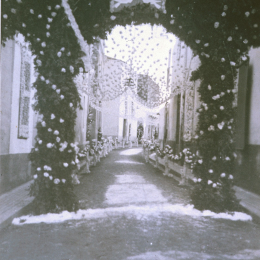 Altre detall del carrer Sant Sebastià, enramat per la visita de la Verge de Fàtima.