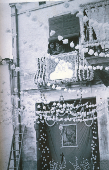 Vinguda de la Verge de Fàtima.

Detall del carrer de Sant Sebastià amb una punta del balcó de la casa de Can Palmada avui desapareguda.