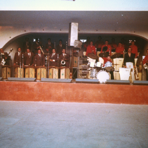 Selvatana i una altra orquesta a l'escenari de la Pista per la Festa Major.