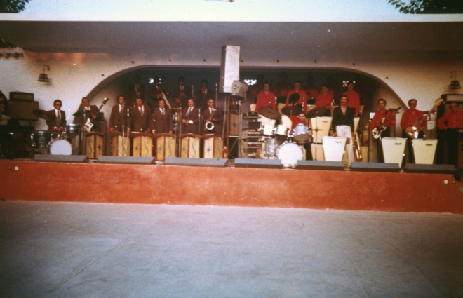 Selvatana i una altra orquesta a l'escenari de la Pista per la Festa Major.