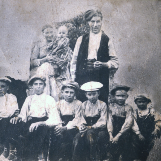 El matrimoni Pere Serra Pla i Francesca Corominas amb els seus set fills tot nois l'any 1920