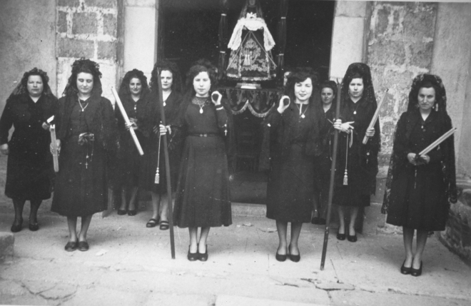 Abril 1949.

Felicitat Llirinos, Isabel Parera, Carme Casquet, Maria Tarrés, Teresa Mir, Victòria Pi, Maria Gener, Margarita Munge, Cinta Reyner. 

Portadores i acompanyants de l'imatge de la verge dels Dolors en la processó del Divendres Sant (abril 1949).