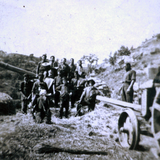 La colla de batadors de l'Artau i junt al tractor en Joaquim Serra.