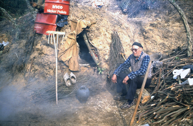 En Joan Martí amb la seva Barraca de carbonet.