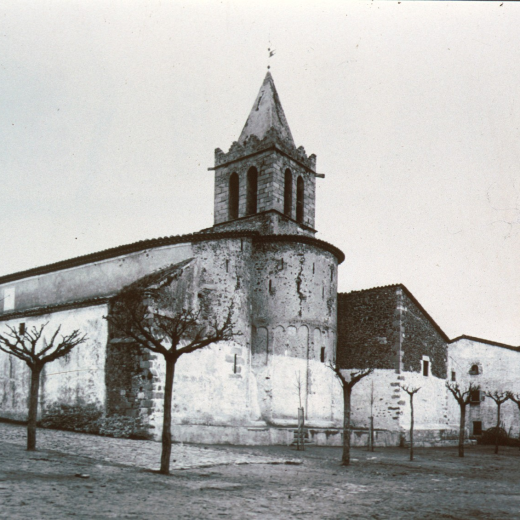La plaça de Maçanet amb l'Església i campanar