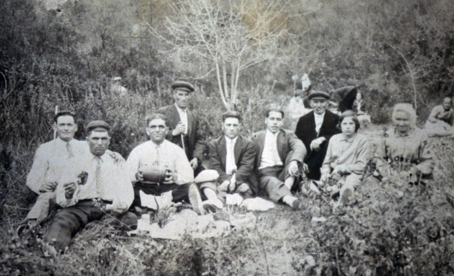 Festa del Vilar en Jaume Gener Marc (Ribas), Joan Matas Call (Rauret, ) LLorens Matas Call (Rauret), RAmon Gener Boris (avi Ribas), Jaume Turon Grebol (Toni), Josep Espriu (Moreno), Narcis Matas Vall·llosera, Elvira Matas, Maria Call de Can Rauret.