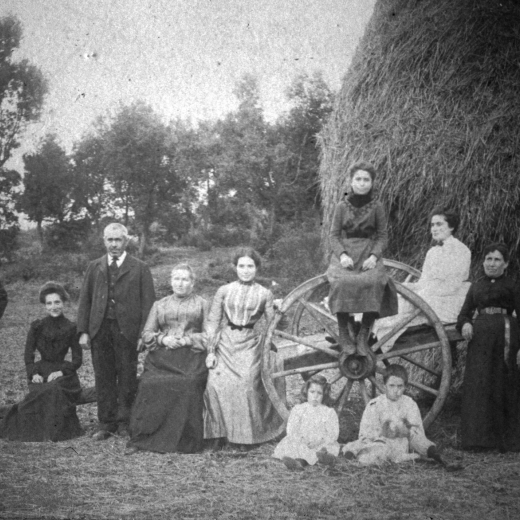 La família de Can Vendrell

D'esquerra a dreta: l'amo Joan Nadal Vendrell, Concepció Nadal Torrent, l'hereu Miquel Nadal Turró, la seva muller Maria Torrent Aulet. Carme Nadal Torrent, sobre la reoda Neus Nadal Torrent, dues parentes de Mataró i els fills Elisa, Engràcia i Josep Nadal Torrent.