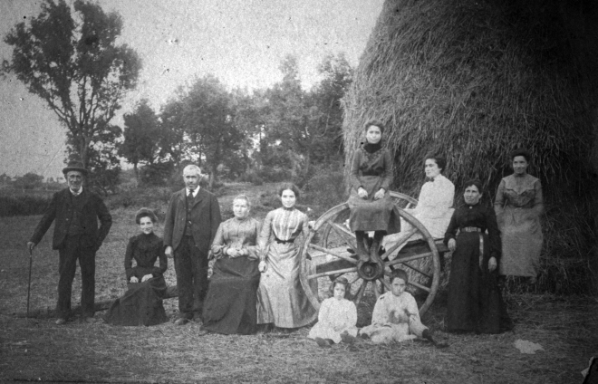 La família de Can Vendrell

D'esquerra a dreta: l'amo Joan Nadal Vendrell, Concepció Nadal Torrent, l'hereu Miquel Nadal Turró, la seva muller Maria Torrent Aulet. Carme Nadal Torrent, sobre la reoda Neus Nadal Torrent, dues parentes de Mataró i els fills Elisa, Engràcia i Josep Nadal Torrent.