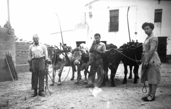 En Francesc Oliveras amb els seus fills Josep i Concepció de la masia Can Pau Retat