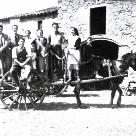 Grup de familiars de Can Raurell a dalt del carro l'agost de 1955.

D'esquerra a dreta: Josep Llobet, Francesc Reyner, Pepita Molas, Assumpció Romaguera, Josep Reyner i Elena Xiol.

Assegut a sobre la roda en Manel Reyner i seguidament els petits Tomàs i M Teresa Reyner. A dalt del cavall el 