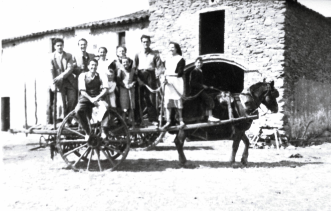Grup de familiars de Can Raurell a dalt del carro l'agost de 1955.

D'esquerra a dreta: Josep Llobet, Francesc Reyner, Pepita Molas, Assumpció Romaguera, Josep Reyner i Elena Xiol.

Assegut a sobre la roda en Manel Reyner i seguidament els petits Tomàs i M Teresa Reyner. A dalt del cavall el 