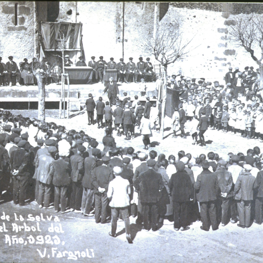Festa de l'arbre l'any 1921 a la plaça de l'Església.

El mestre Pere Cantenys amb un grup d'alumnes en una actuació.