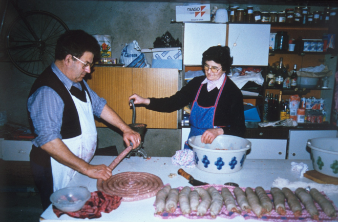 La Matança del porc a Can Borra.

En Joan i la maria fent butifarres.