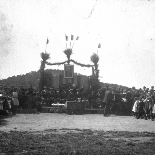 Festa de la Mutualitat a Maçanet celebrada en els terrenys on més endavant s'hi edificaven els nous col·legis inaugurats l'any 1922