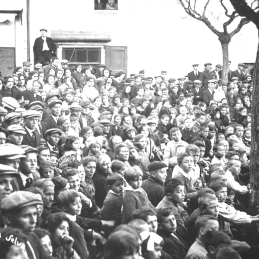 Festa de l'arbre celebrada a la plaça de l'Església l'any 1923 davant de Cal Ferrer.
