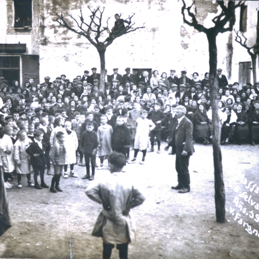 Festa de l'arbre a la plaça de l'Església l'any 1923. A la foto el mestre Sr. Pere Cantenys amb els seus alumnes. Es pot observar a un espectador privilegiat enfilat dalt d'un arbre.
