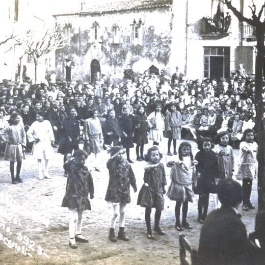 Festa de l'arbre l'any 1923.

Les nenes són Narcisa Bosch, Maria Bosch, Felicitat Llirinós, Maria Francesc, Maria Pons, Soledad Gelabert i Pepita Roig. Són les integrans de la renglera da davant a una actuació durant la festa celebrada a la plaça de l'Església.
