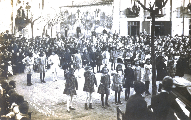 Festa de l'arbre l'any 1923.

Les nenes són Narcisa Bosch, Maria Bosch, Felicitat Llirinós, Maria Francesc, Maria Pons, Soledad Gelabert i Pepita Roig. Són les integrans de la renglera da davant a una actuació durant la festa celebrada a la plaça de l'Església.
