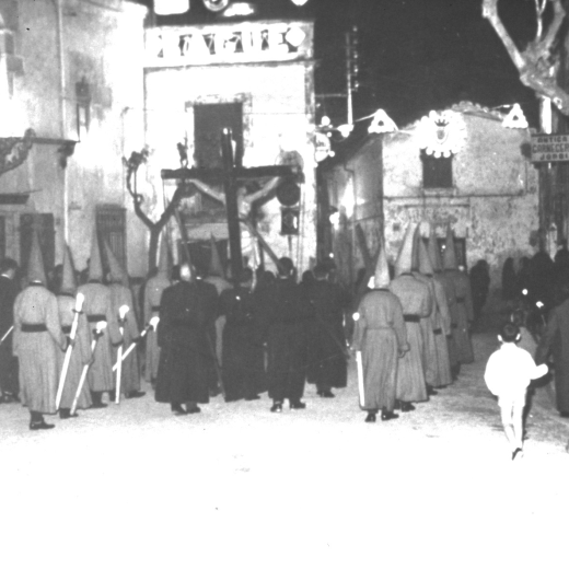 Processó de Divendres Sant passat per la plaça de l'Església.