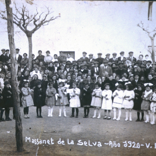 Festa de l'arbre a la plaça de l'Església amb les nenes de l'escola de la mestra la Sra. Angela Baró